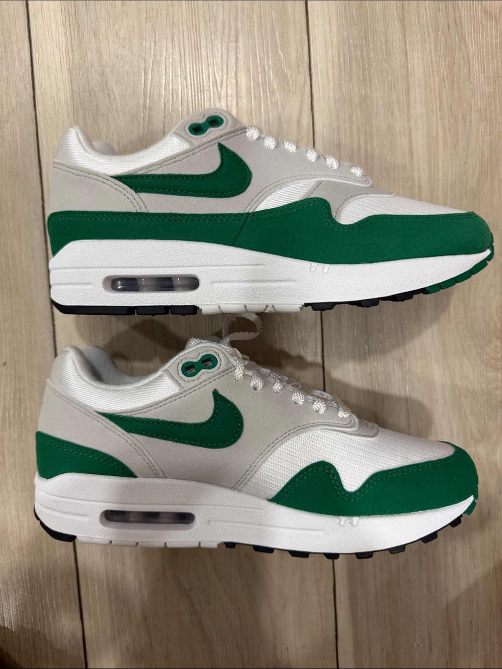 Nike woman White & Green Low-Top Athletic Sneakers
